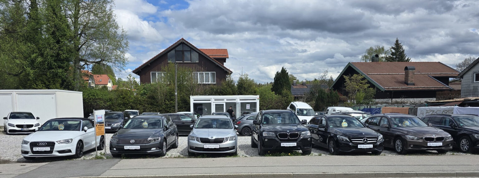 Ausstellungsfläche RK-Automobile in Bad Tölz mit Fahrzeugbestand